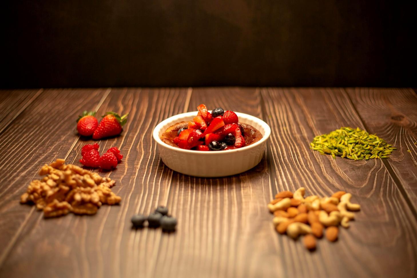 Uczestnicy szkolenia pracujący w małych grupach nad świadomym planowaniem posiłków